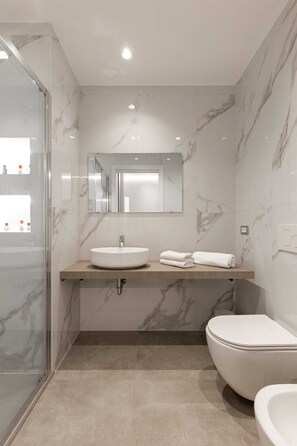 Dusche, Haartrockner, Bidet, Handtücher