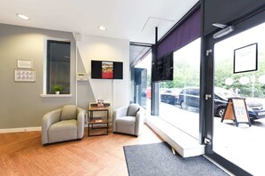 Área de estar no saguão