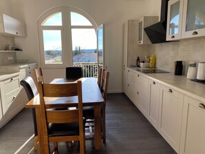 Réfrigérateur, four à micro-ondes, un four, surface de cuisson