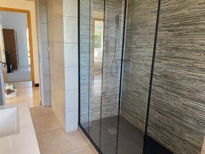 Shower, hair dryer, towels - Large house with private swimming pool, enclosed grounds that will enchant your vacations.  (Saint-Ambroix)