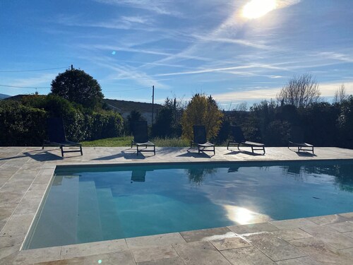 Grande maison avec piscine privative , terrain clos qui enchantera vos vacances 