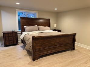 2 室のベッドルーム、デスク、旅行用ベビーベッド、WiFi (無料)