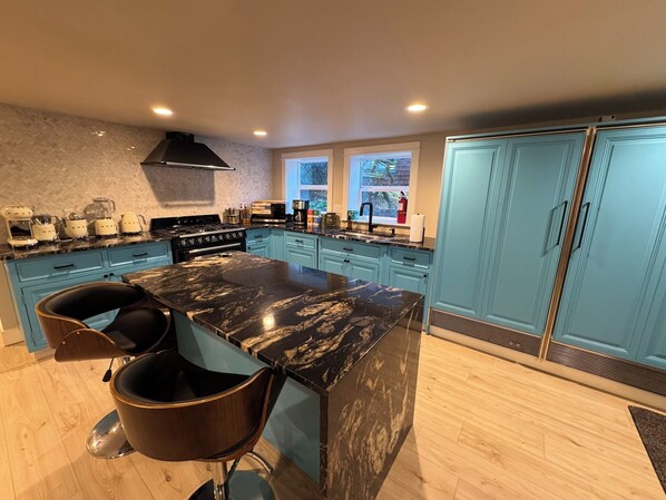 冷蔵庫、電子レンジ、オーブン、コンロ