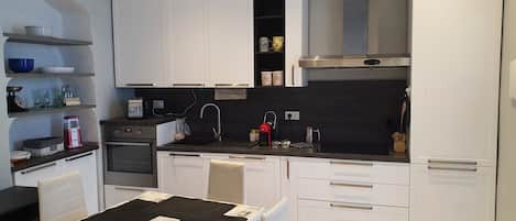 Een koelkast, een microgolfoven, een oven, een kookplaat