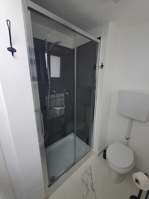 Shower, hair dryer, bidet, towels - Apartment 1 minute from the beaches and minutes from downtown San Remo (Sanremo)