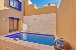Piscina all'aperto, una piscina riscaldata