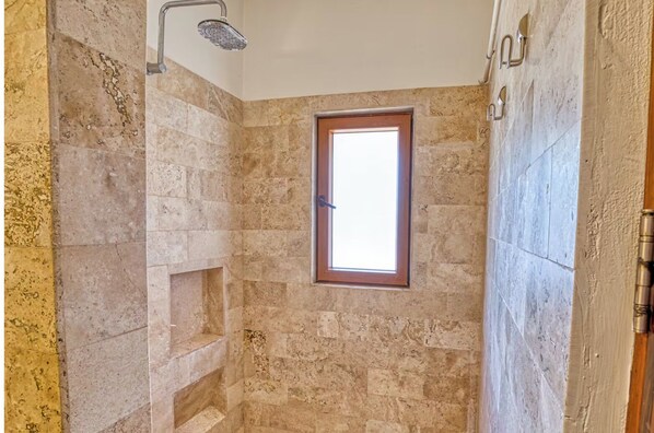 Douche, séchoir à cheveux, serviettes fournies, savon