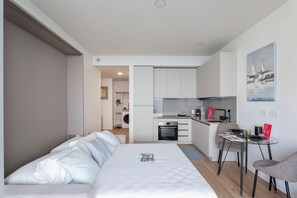 Studio, Balkon | Essbereich im Zimmer