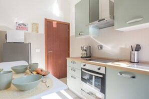 Private kitchen - Centocelle Family Inn - Family friendly accommodation, in Rome, for a good outing (Rome)