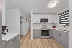 Mikrowelle, Ofen, Herdplatte, Geschirrspüler