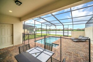 A heated pool - Fantastic New 5 Bed Town Home on Windsor at West side Resort (Kissimmee)