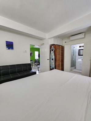 1 habitación, tabla de planchar con plancha, wifi y ropa de cama