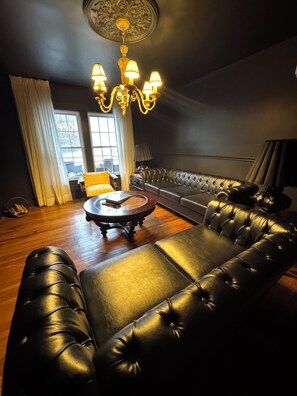 Smart TV, fireplace - Blueberry House, Victorian Elegance Meets Modern Comfort (Delancey)