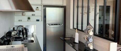 Réfrigérateur, micro-ondes, four, plaque de cuisson