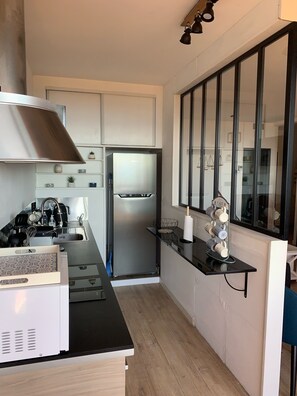 Kjøleskap, mikrobølgeovn, ovn og kokeplater