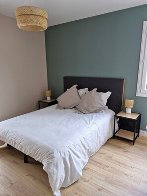 2 habitaciones y tabla de planchar con plancha 