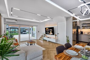 Dining - 15min to Kata, 7min to closest beach - new pool villa
(Chalong)