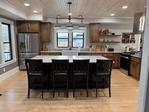 Kylskåp, mikrovågsugn, ugn och spishäll