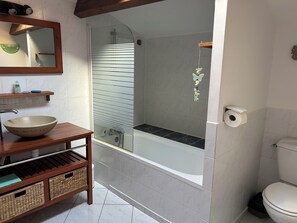 Secadora de cabello, toallas, papel de baño