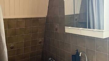 Een haardroger, toiletpapier