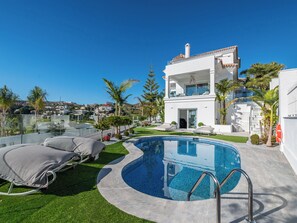 A heated pool - All About Villa Estrella de Oro (Benahavís)