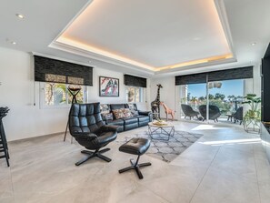 TV, fireplace, video games - All About Villa Estrella de Oro (Benahavís)