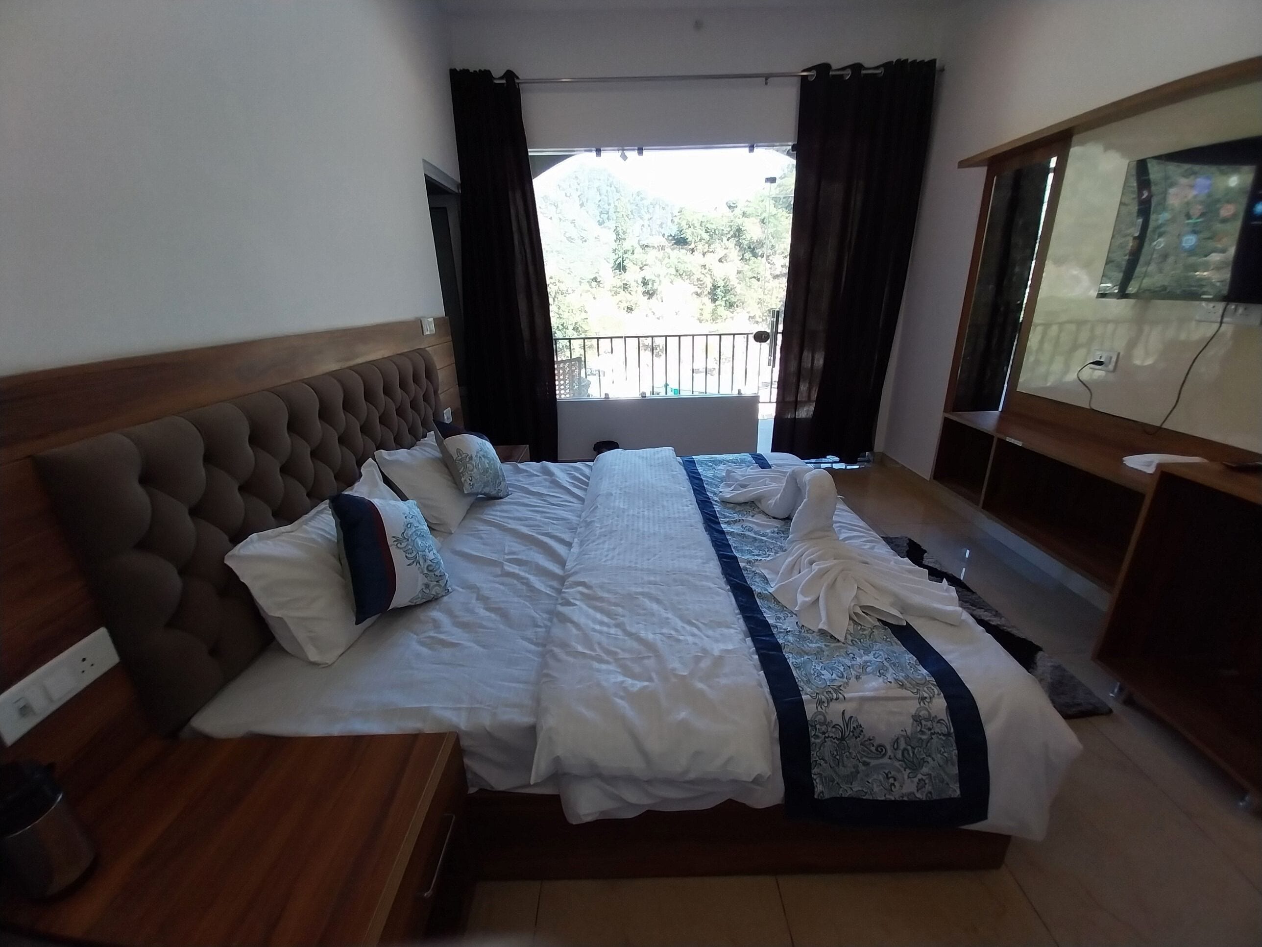 デラックス トリプルルーム | デスク、ノートパソコン用作業スペース、防音設備、アイロン / アイロン台