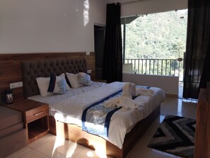 Deluxe Triple Room | Desk, laptop workspace, soundproofing, iron/ironing board