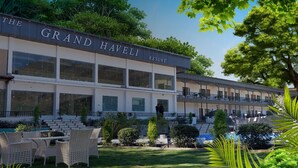Un edificio de dos plantas con un letrero que dice "The Grand Havenli Resort".