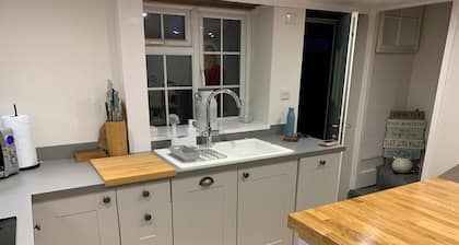 Cosy 2-bedroom cottage in seaside village close to Brighton