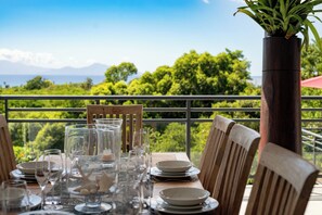 Outdoor dining - Villa Bwacajou 4-Star rated with private pool and view of the sea and Dominique (Grand-Bourg)