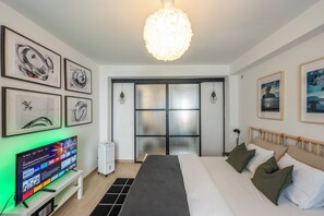 3 bedrooms, in-room safe, desk, iron/ironing board - Superb 3 Bedroom & 3 Bathroom Duplex Apartment In Central Brussels (Molenbeek-Saint-Jean)