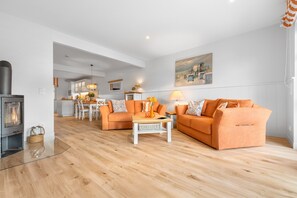 Televisie, een open haard en een stereo