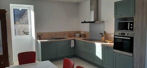 Fridge, microwave, oven, stovetop - Country house in the heart of Périgord Noir in Rouffignac  (Rouffignac-Saint-Cernin-de-Reilhac)