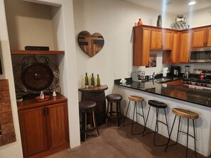 Kylskåp, mikrovågsugn, ugn och spishäll