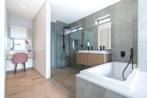 Huoneisto, useita sänkyjä, patio, valtamerinäköala (Luxury Apartment ) | Kylpyhuone | Designer-hygieniatuotteet