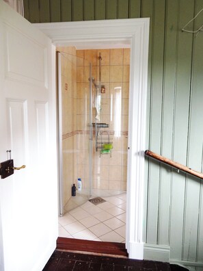 Shower, hair dryer, towels, soap - Wallin House  (Värmlands län)