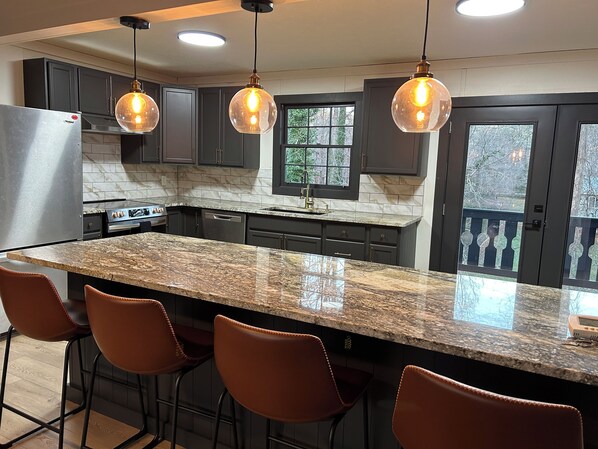 Fridge, microwave, oven, stovetop - Charming 3-bedroom house next to popular Dahlonega Wineries (Dahlonega)