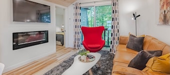 Red Fox - 2 Bedroom Vibrant Cottage