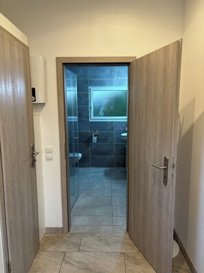 Ducha, secador de pelo, toallas y jabón