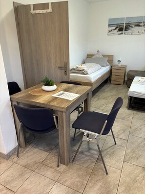 1 habitación, tabla de planchar con plancha, wifi y ropa de cama