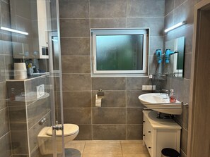 Ducha, secador de pelo, toallas, jabón