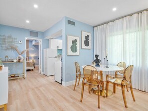 Dining - Cozy 1-bedroom condo in beautiful Las Olas Blvd & Beach, Free Parking (Fort Lauderdale)