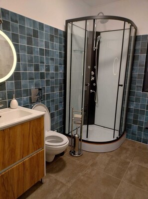 Dusche, Handtücher, Seife, Toilettenpapier