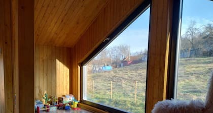 Cozy 1-bedroom chalet with WiFi, AC in charming Șuncuiuș
