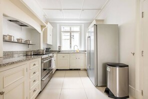 Microones, forn, placa de cuina i rentaplats