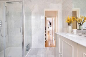 Douche, sĂšche-cheveux, bidet, serviettes fournies