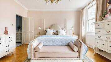 4 bedrooms, iron/ironing board, WiFi, bed sheets