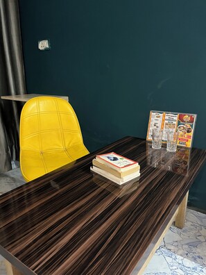 Interior - Cozy 1-bedroom apartment in fantastic Faridabad with WiFi, AC and work tabel (Faridabad)