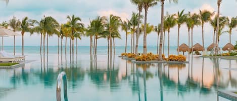 Una piscina cubierta, una piscina al aire libre